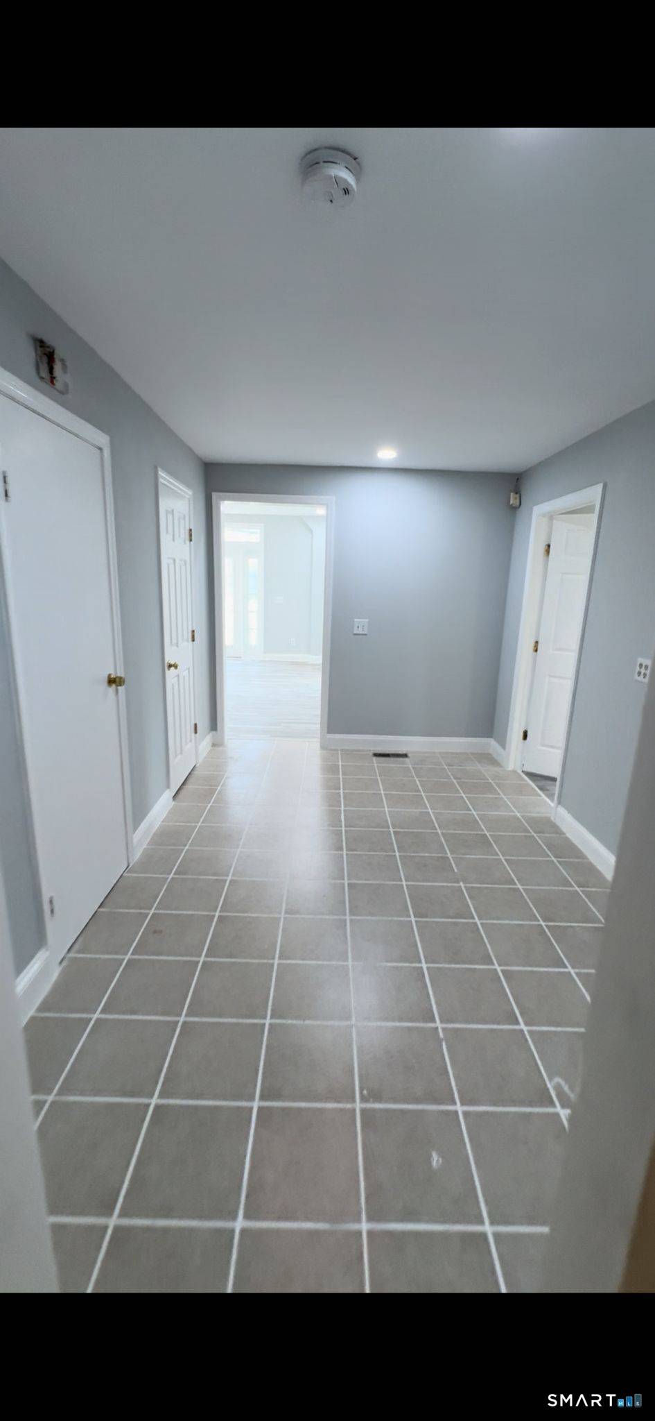 This 1st floor apartment in the desirable Broad River area of Silvermine offers 2 private parking spots as well as a convenient Handicap ramp leading directly into an open floor ...