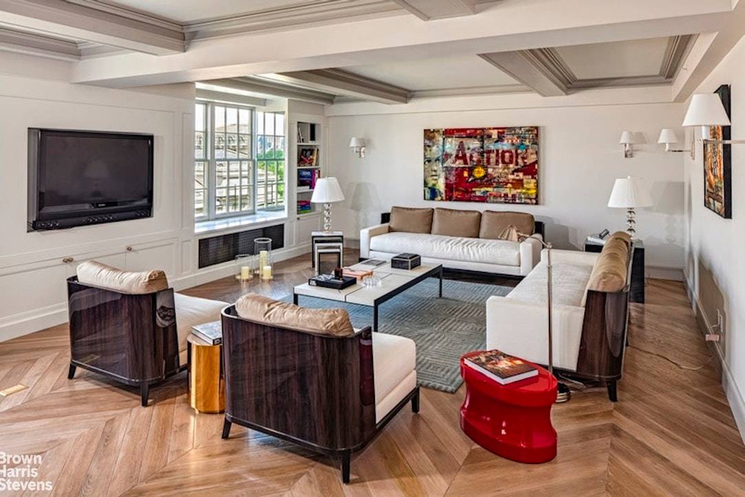 5th Avenue Elegance with Condo Rules This elegant 3 bedroom, 3.