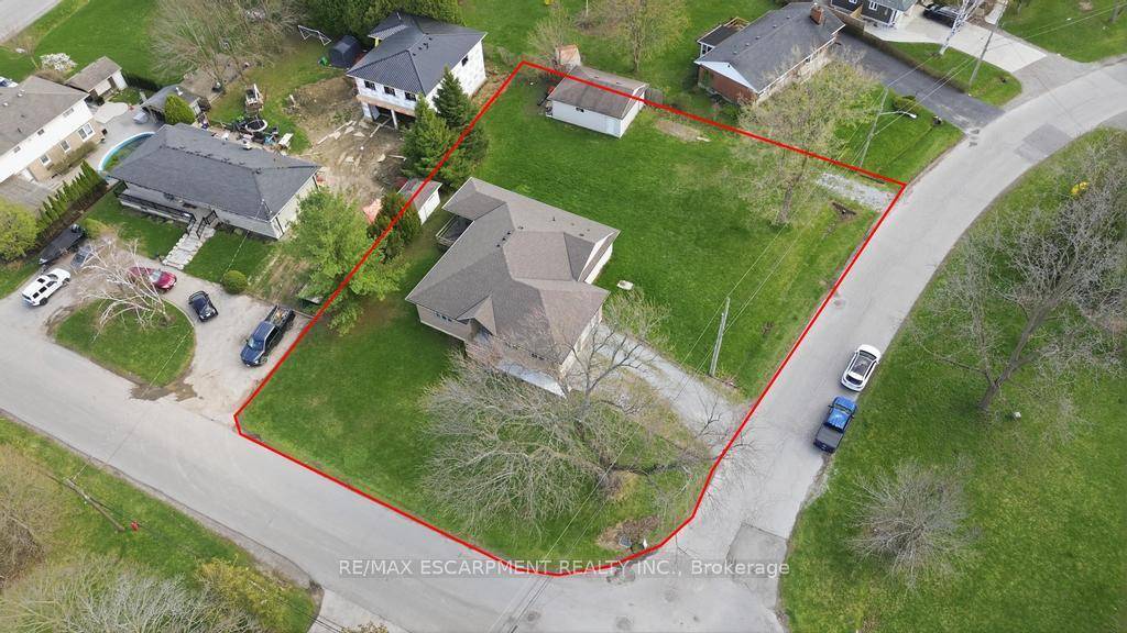 Situated on a premium corner lot approximately 100 x 152 ft, this spacious 2 1 bedroom bungalow offers an incredible combination of space, functionality, and versatility.