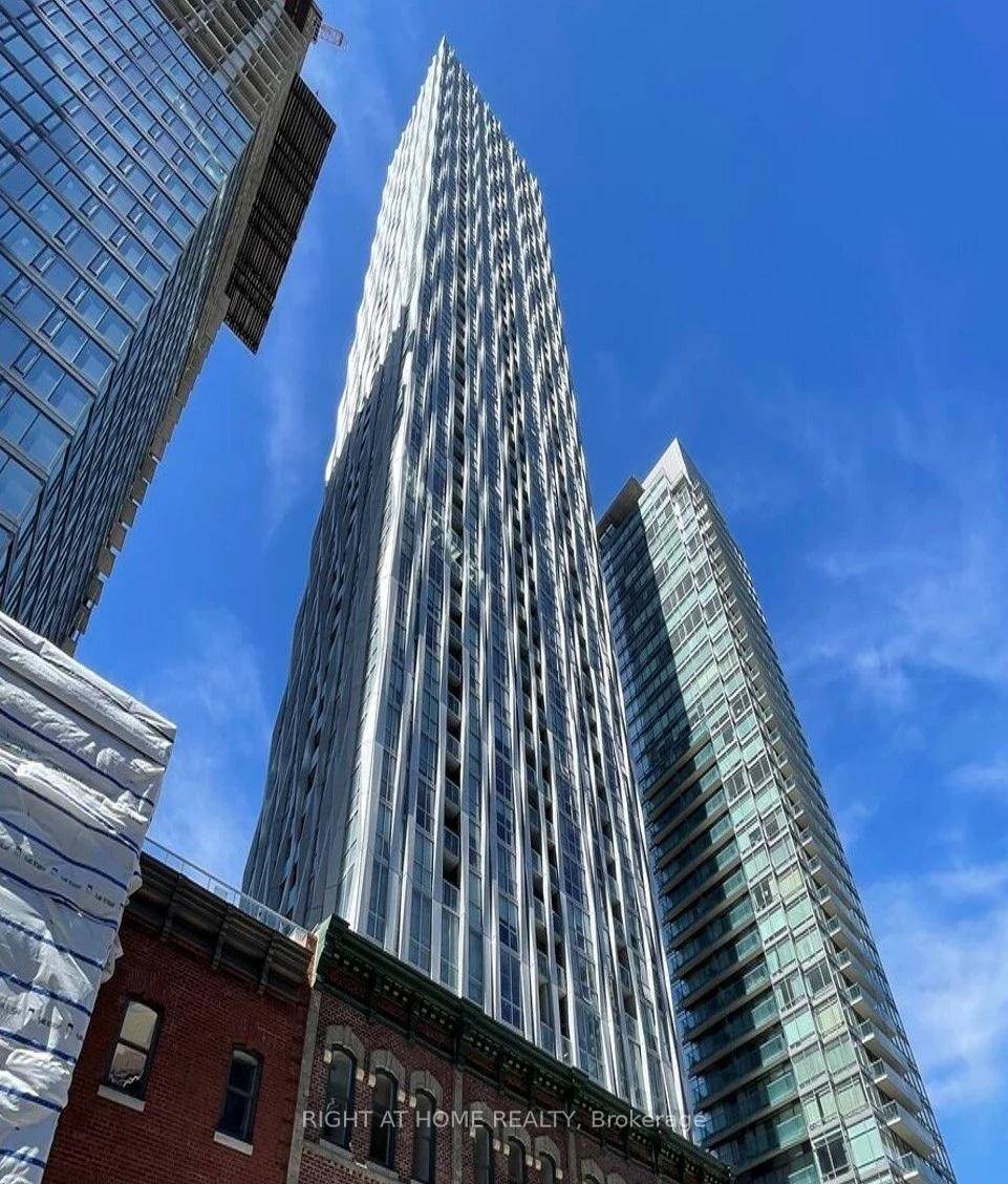 Experience luxury living in this stunning 1 bedroom condo, featuring an open view of the horizon and abundant natural light throughout.