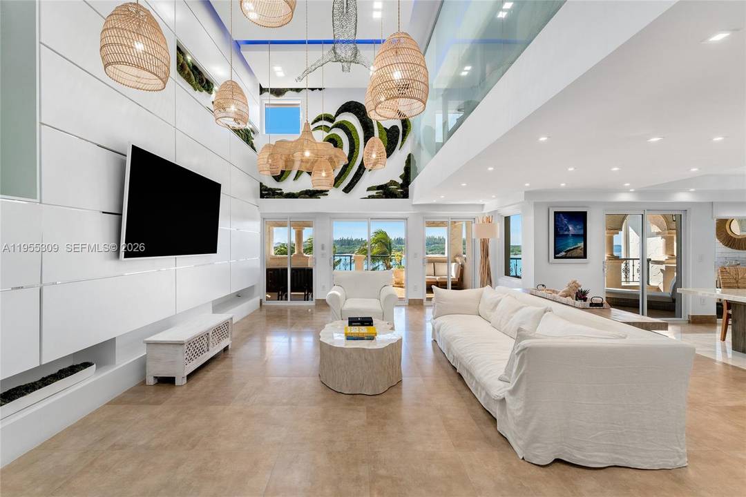 This stunning and beautifully renovated 2 story penthouse offers 3BR 3.