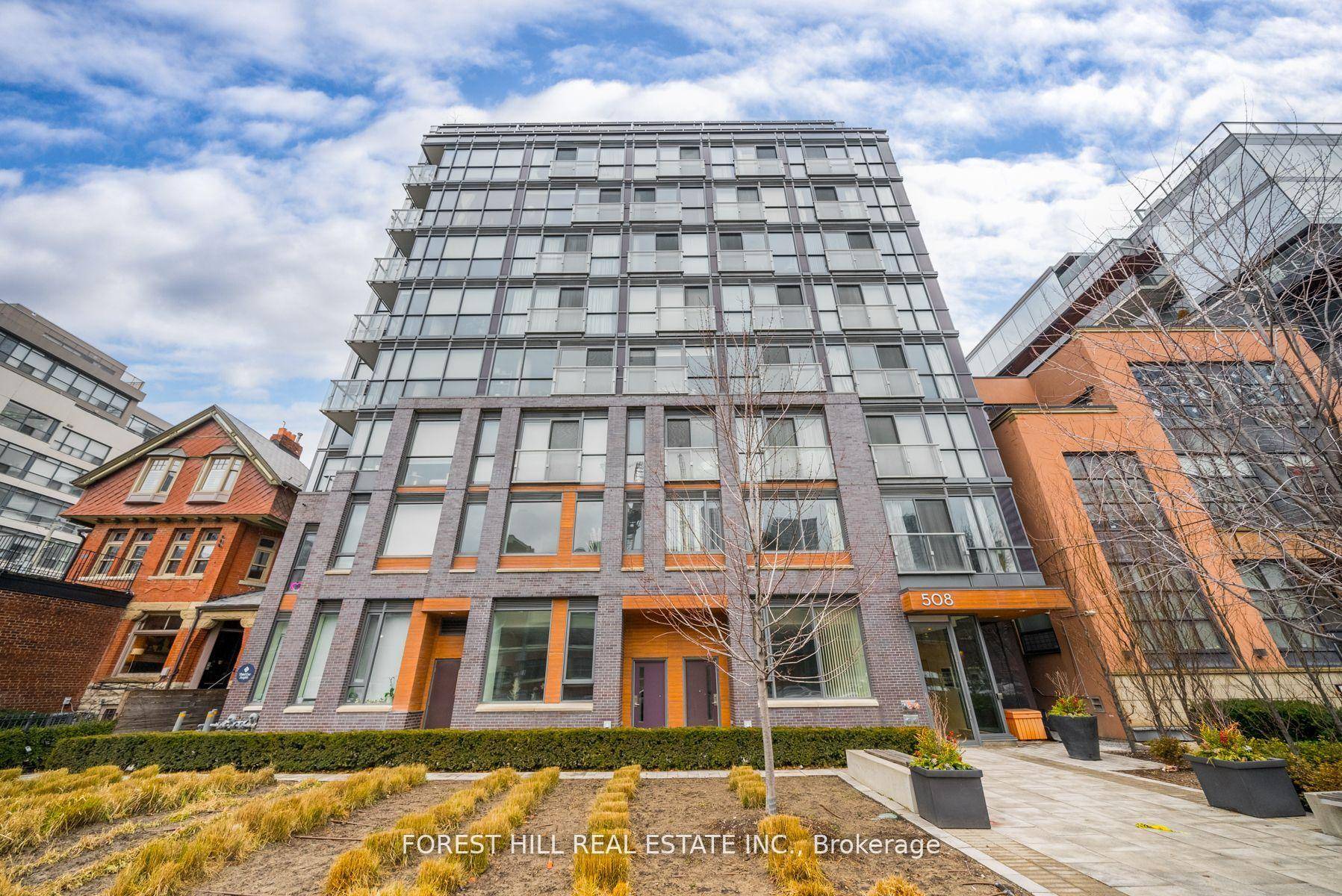 South Facing 783 Sq. ft Executive Suite in the Heart of King West.