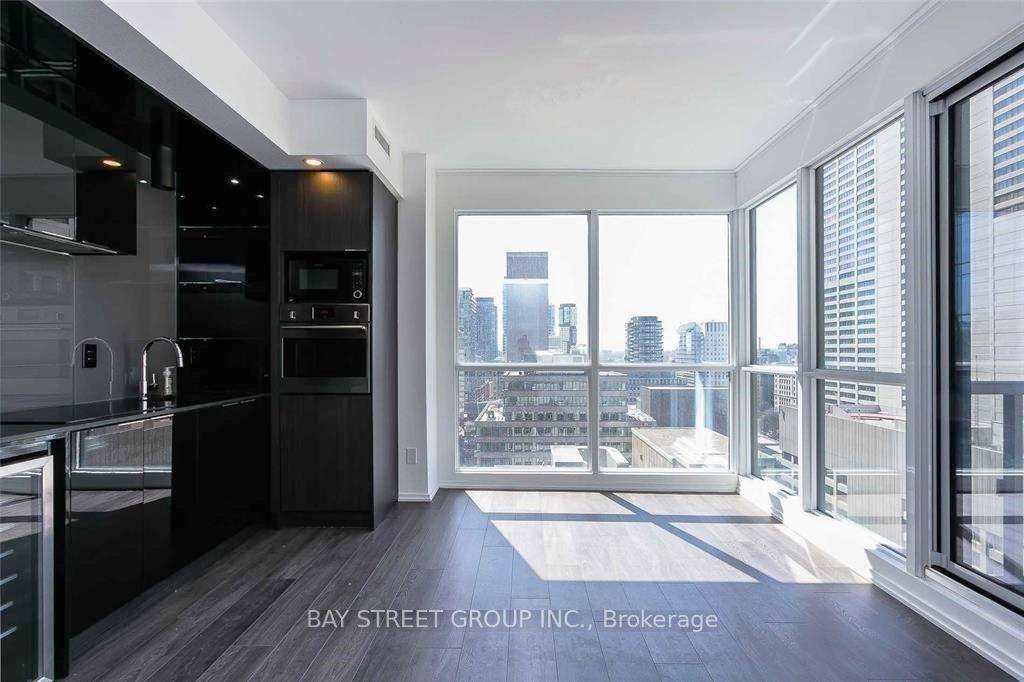 Fully Furnished Luxury Condo In The Heart Of The Downtown Financial District.