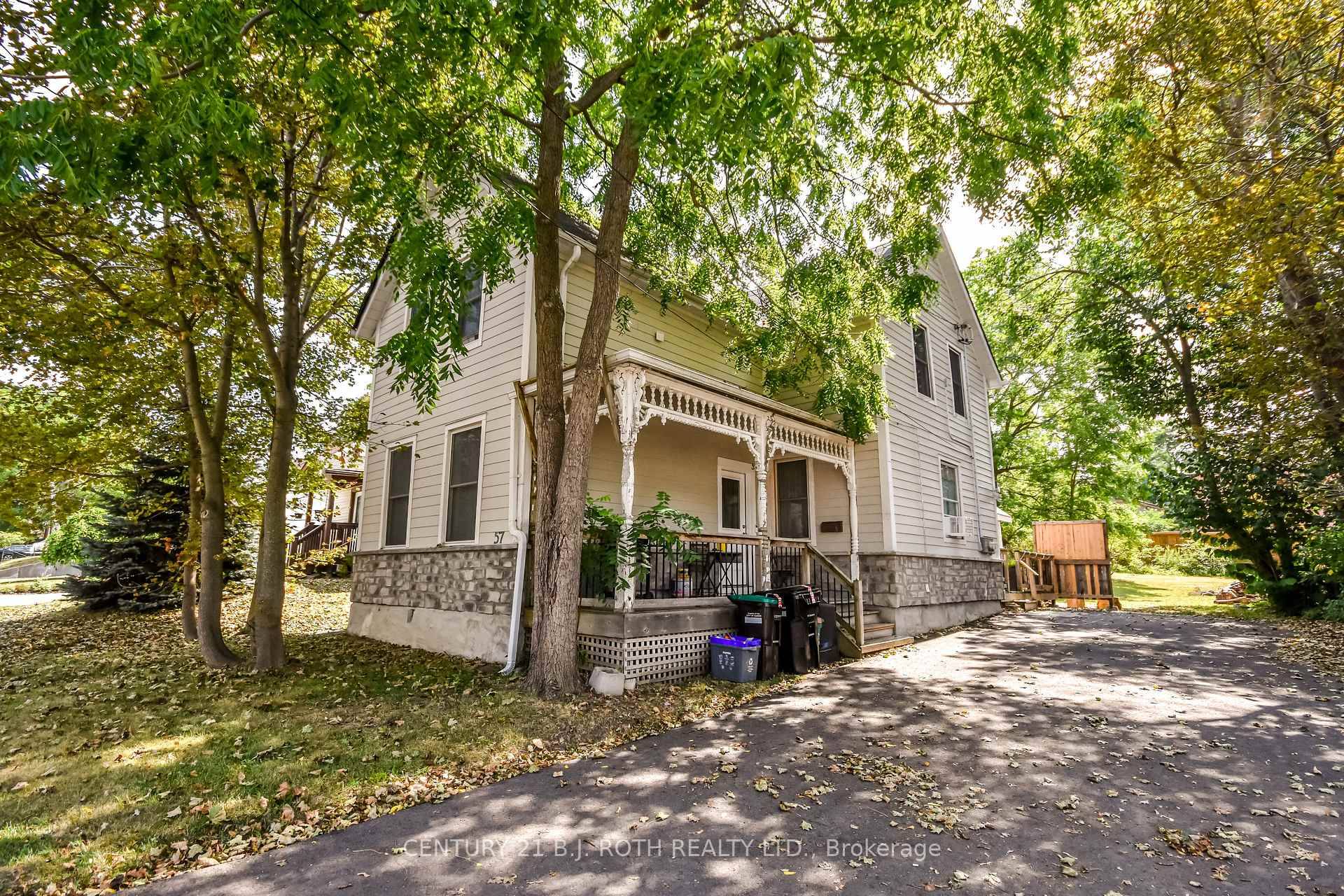 Versatile RM2 zoned duplex offering both immediate income and long term growth potential.