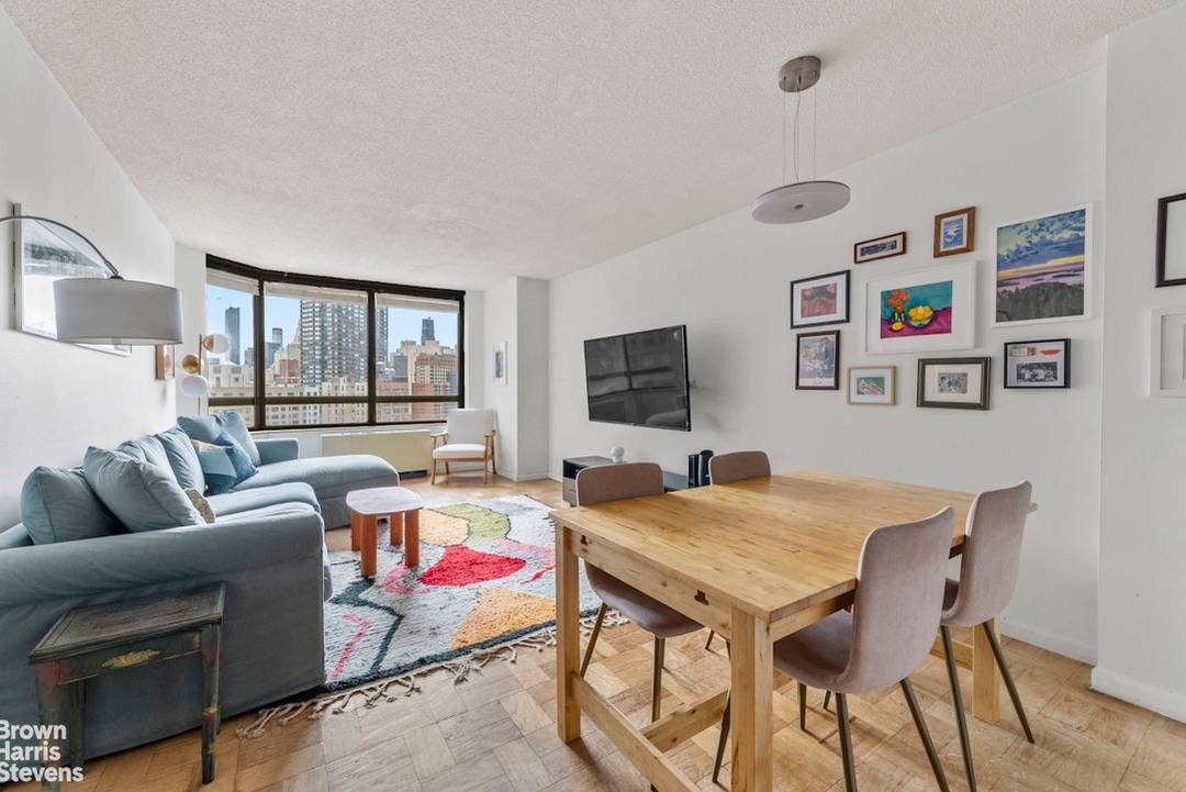 This bright west facing, one bedroom, one bathroom condominium in the heart of Murray Hill offers an exceptional opportunity to create a classic and distinguished New York City home.