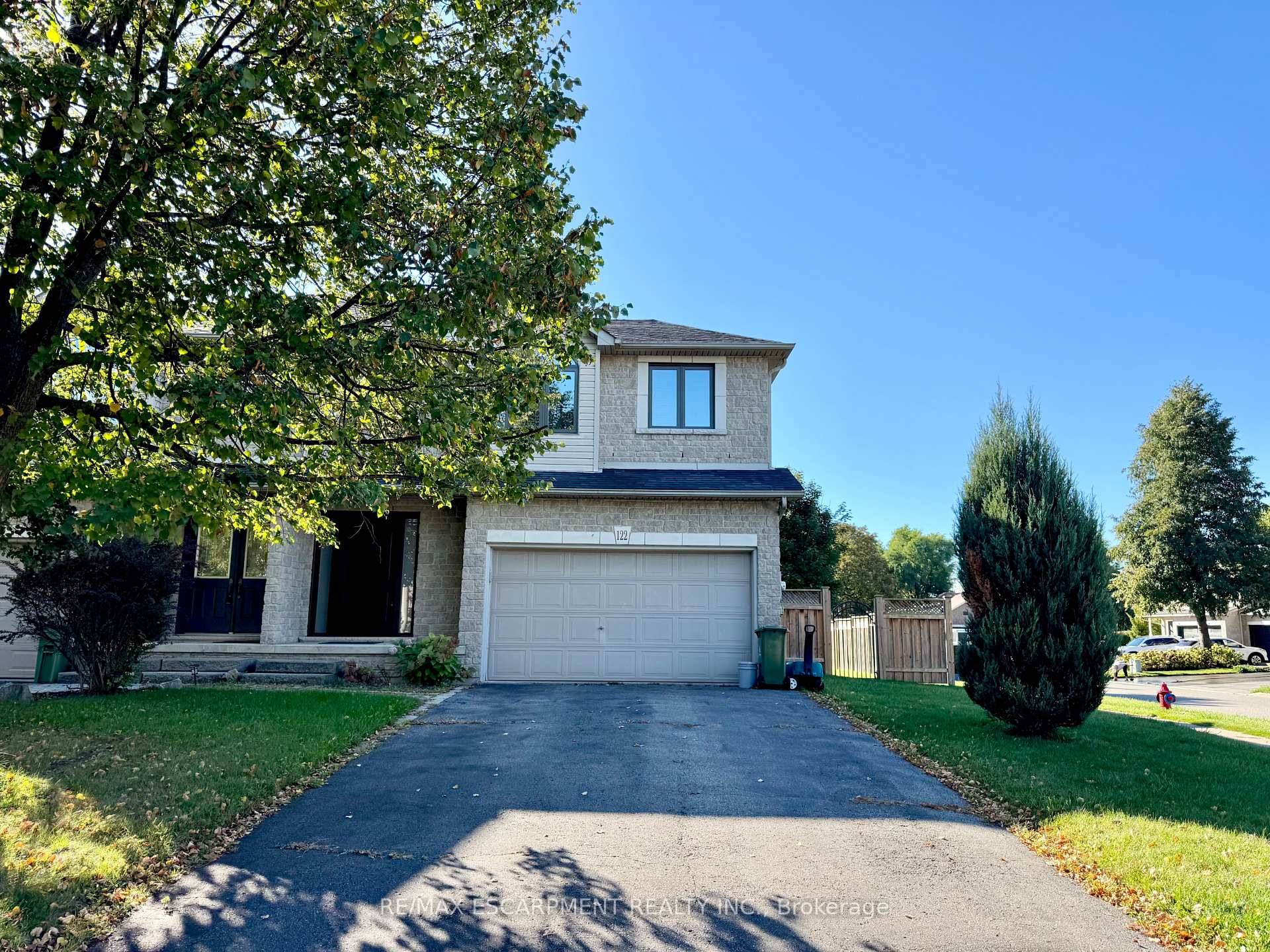 Fabulous 2 Storey 3 Bedroom End Unit Townhouse for Rent in Ideal Family Friendly Community !