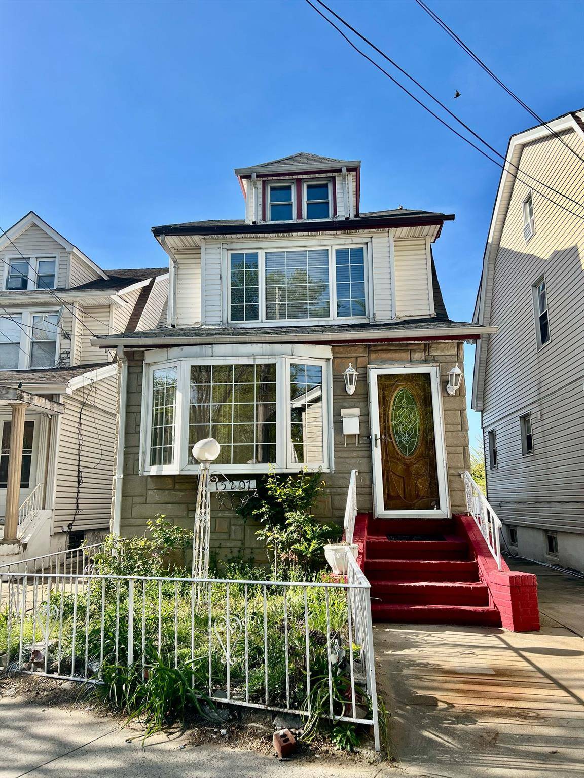 Welcome to this beautiful single family house located in a very quiet neighborhood in Jamaica.