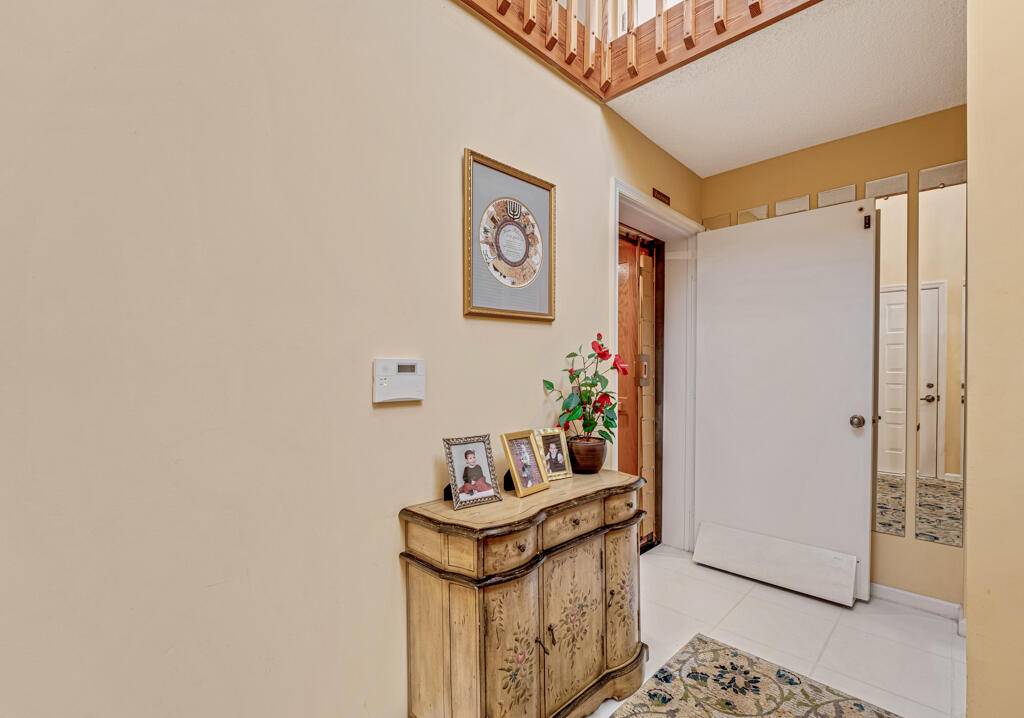 SUPERB LOCATION ! ! Walk To Clubhouse !