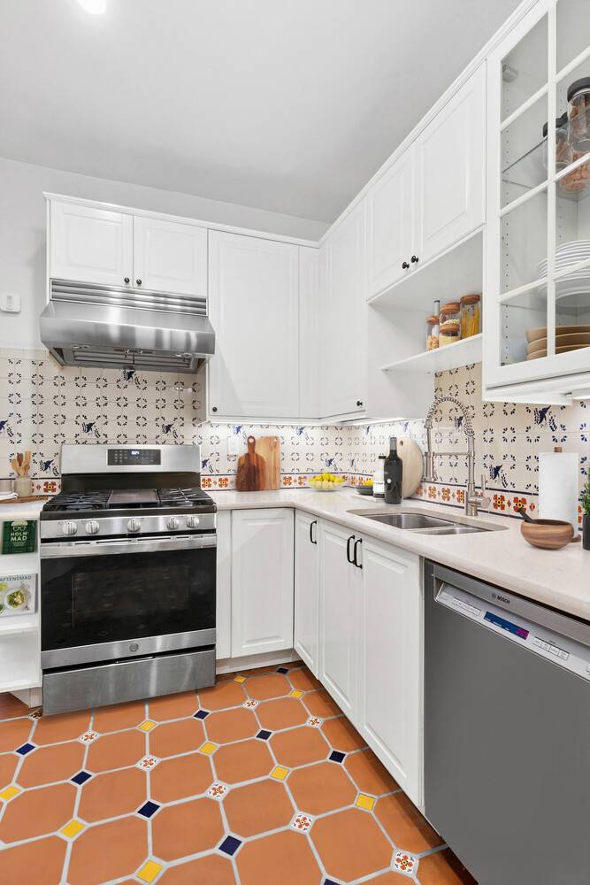 Nestled on one of Prospect Heights' most picturesque, tree lined blocks, this lovingly gut renovated one bedroom at 400 Lincoln Place pairs authentic pre war charm with a designer's sensibility, ...