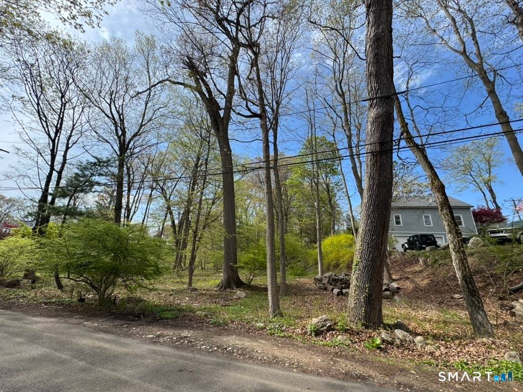 Tucked away on a quiet cul de sac in the heart of Rowayton, 8 Meeker Court presents a rare opportunity to create your own custom home in one of Fairfield ...