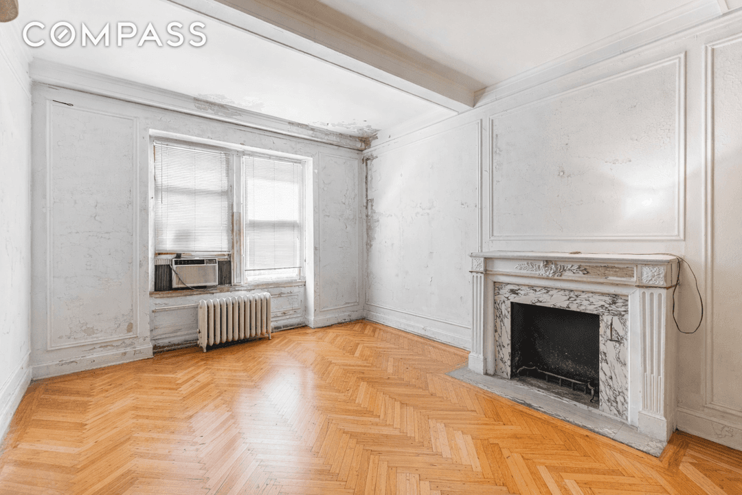 UWS PREWAR OPPORTUNITY DESIGN YOUR OWN HOME Residence 1C presents a full renovation opportunity to create a home tailored to your taste.