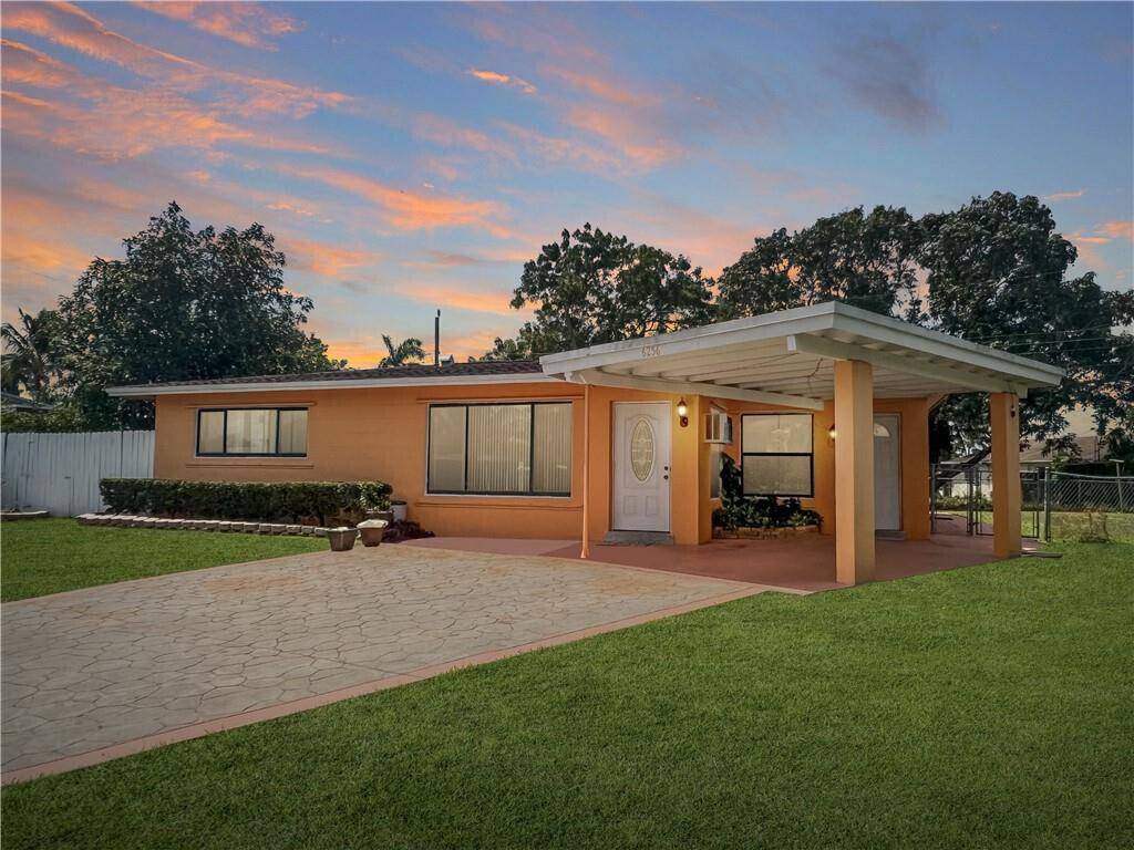 This property offers 3 bedrooms, 2 bathrooms, a large living room, a dining area, and a kitchen.