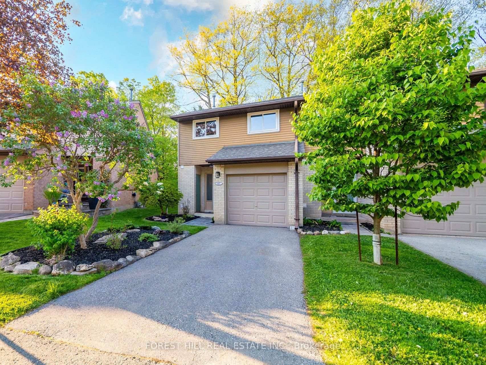 Over 1, 450 Sq. ft amp ; Backing Onto Ravine, Fully Renovated.
