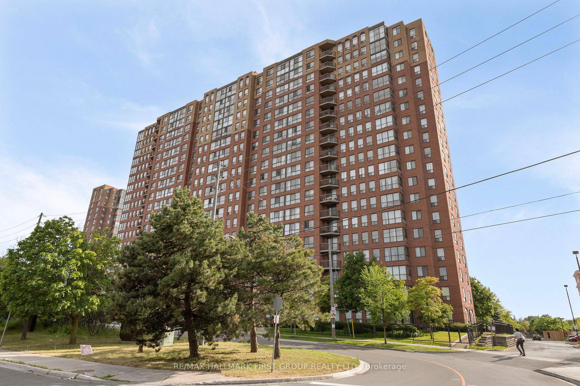 Welcome to this bright and spacious 2 bedroom den, 2 bathroom condo offering 900 sq ft of comfortable living.