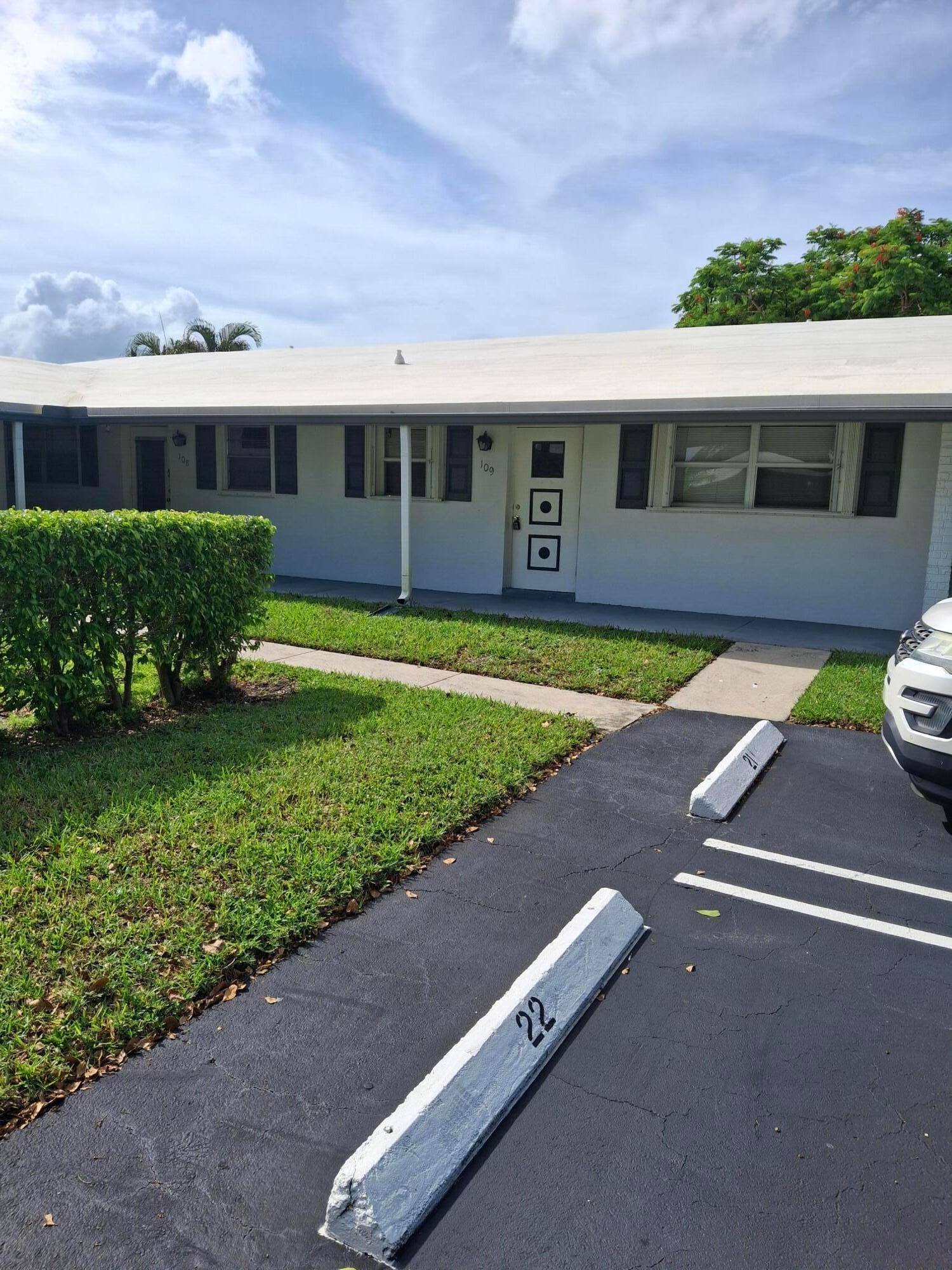 2 2 Villa in the active, 55 and better community of Palm Beach Leisureville.