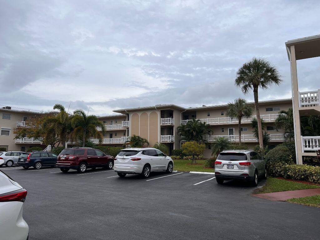 Absolutely stunning ground floor apartment that is ready for you to move right in and start enjoying this beautiful community.