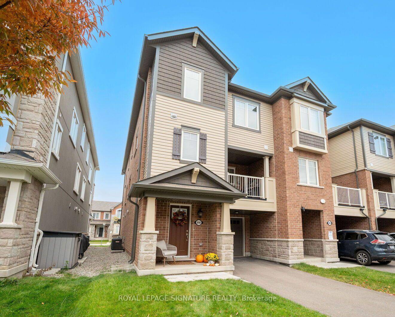 Beautiful End Unit Townhome in Sought After Milton !