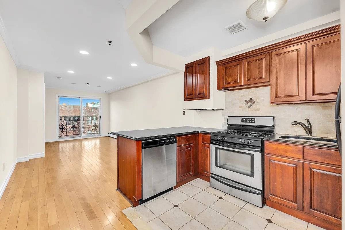 3 Bedroom 2 Bathroom with BalconyThe Unit 3 Bedrooms Juliet Balcony En Suite Bathroom DishwasherThe Building 4th Floor Unit One Block to Astoria Blvd N, W Train