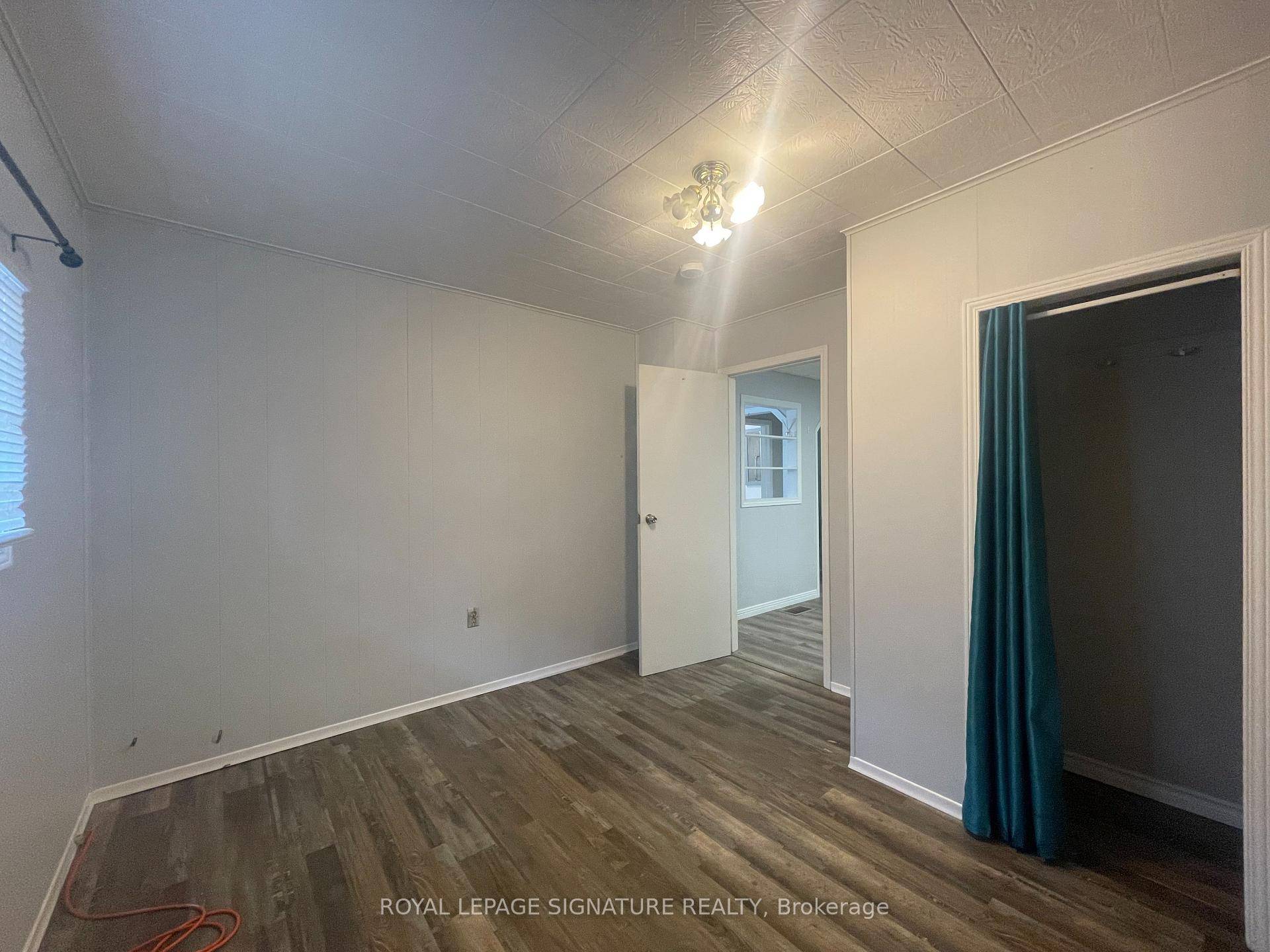 Welcome To This Spacious amp ; Well Lit Main Floor 3 Bedroom Unit In A Detached House Located In The Quiet St.