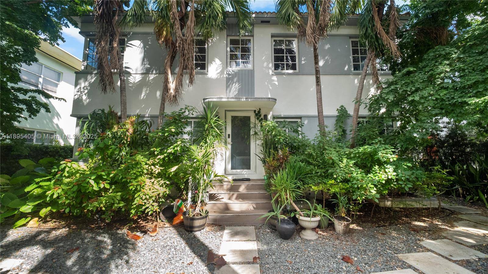 One of a King 1 bedroom, 1 bath unit located in the heart of Miami Beach.