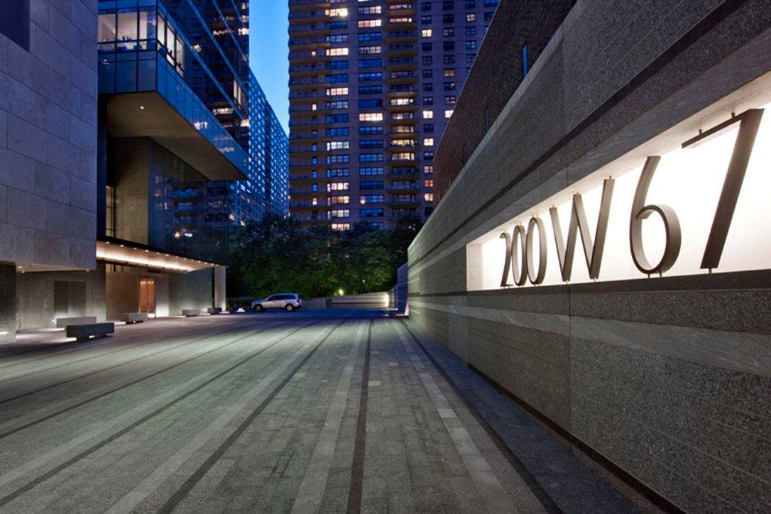 AIRE is an inspired, soaring, 43 story glass residential tower at the heart of the Upper West Side.