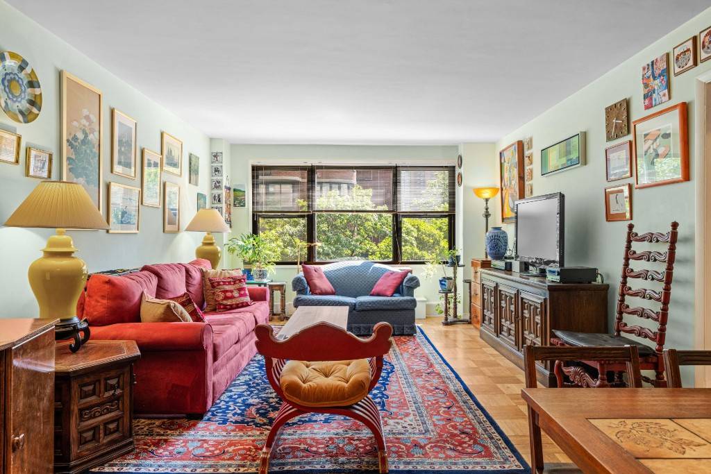 This spacious two bedroom, corner residence offers south and west exposures and unbelievably low maintenance in the heart of Lenox Hill.