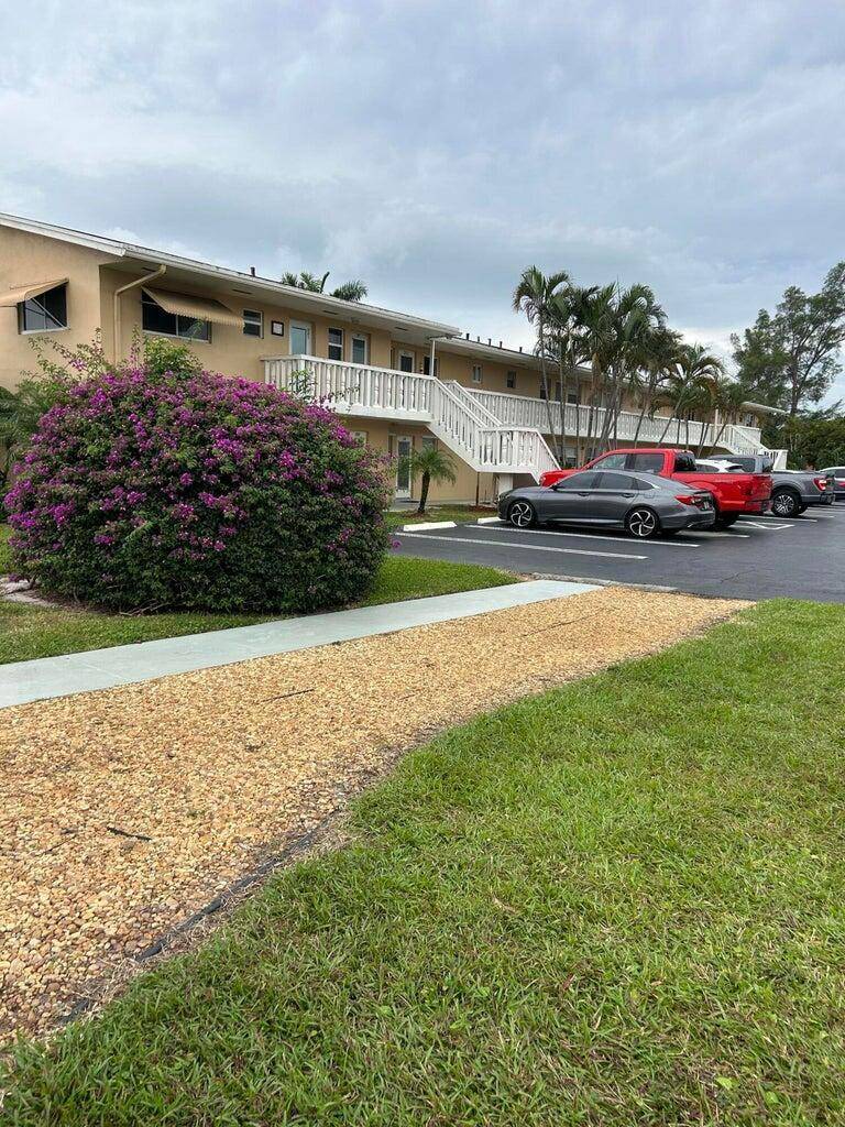 Charming 1 bedroom, 1. 5 bathroom condo just about 15 minutes from the beach !