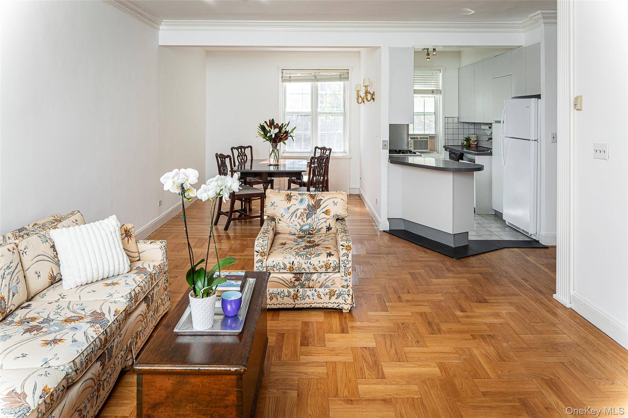 This sunny and spacious Junior 4 offers a terrific flexible floor plan and enjoys perfect proximity to the heart of Bronxville Village.