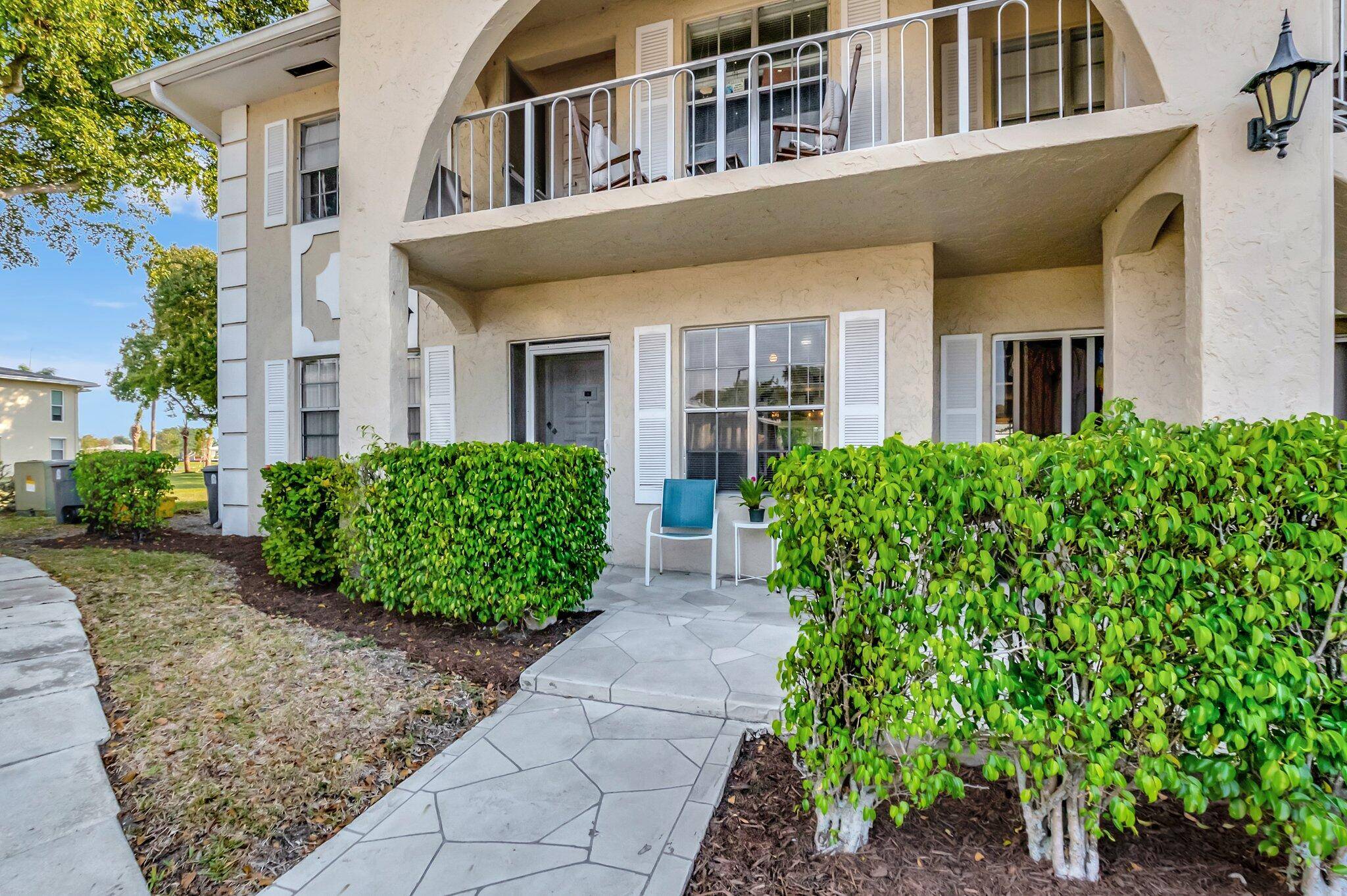 39k REDUCTION ! NICELY MAINTAINED, GROUND FLOOR CONDO with RENOVATED KITCHEN.