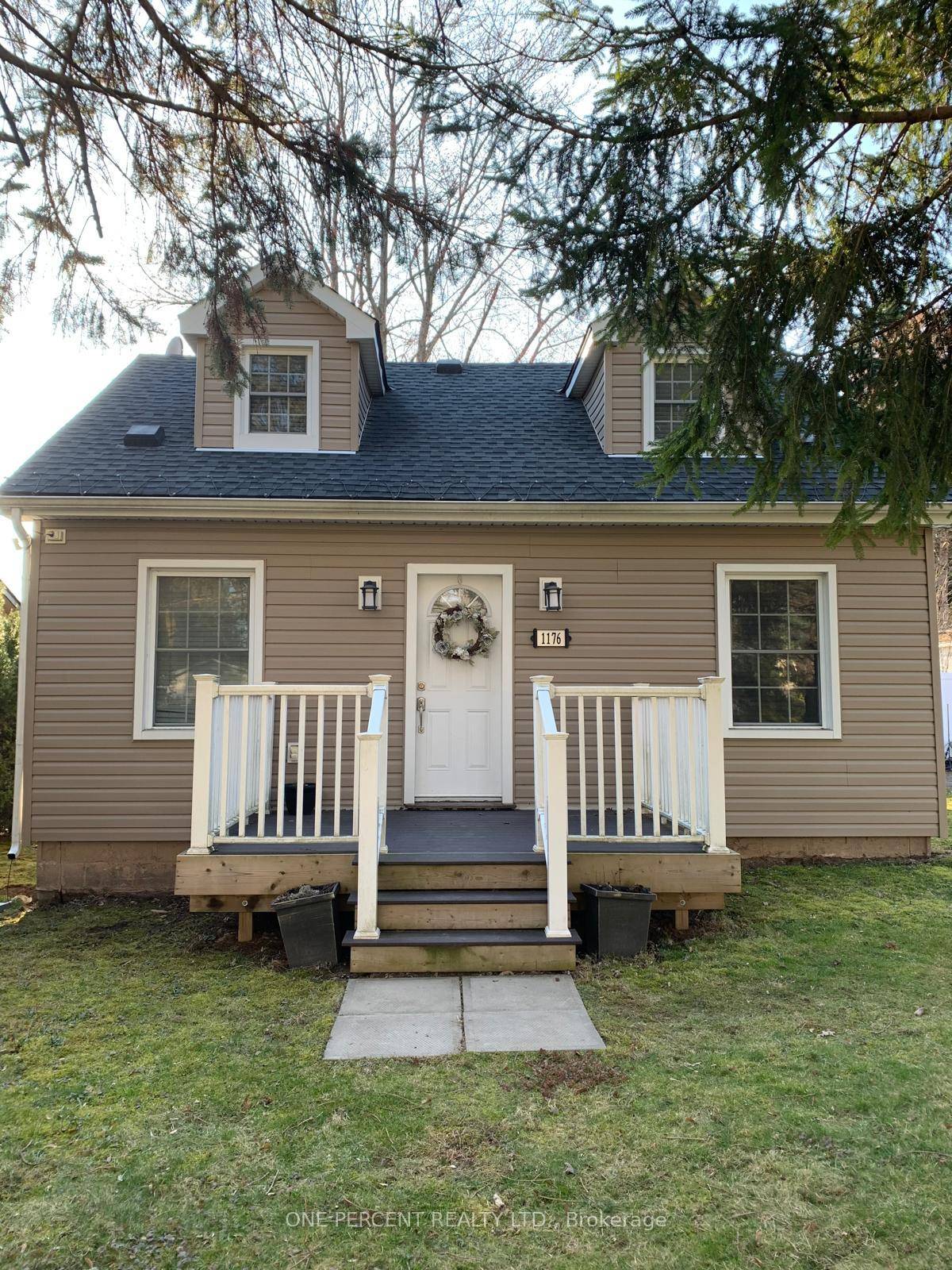 Charming Fonthill Home Ideal for First Time Buyers, Downsizers, or Investors Welcome to 1176 Haist Street, a 4 bedroom home nestled on a spacious 70 x 125 ft lot in ...