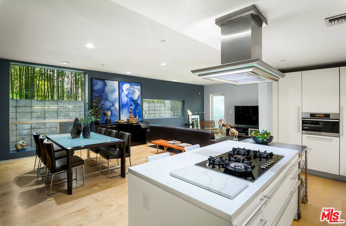 825  N Kings Rd 2BR Sunset Strip La