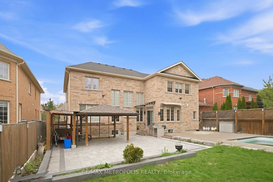 Welcome to this exceptional executive home in Newmarket's highly sought after Stonehaven Wyndham community, offering approximately 3, 320 sq ft above grade plus a finished 1, 650 sq ft basement.