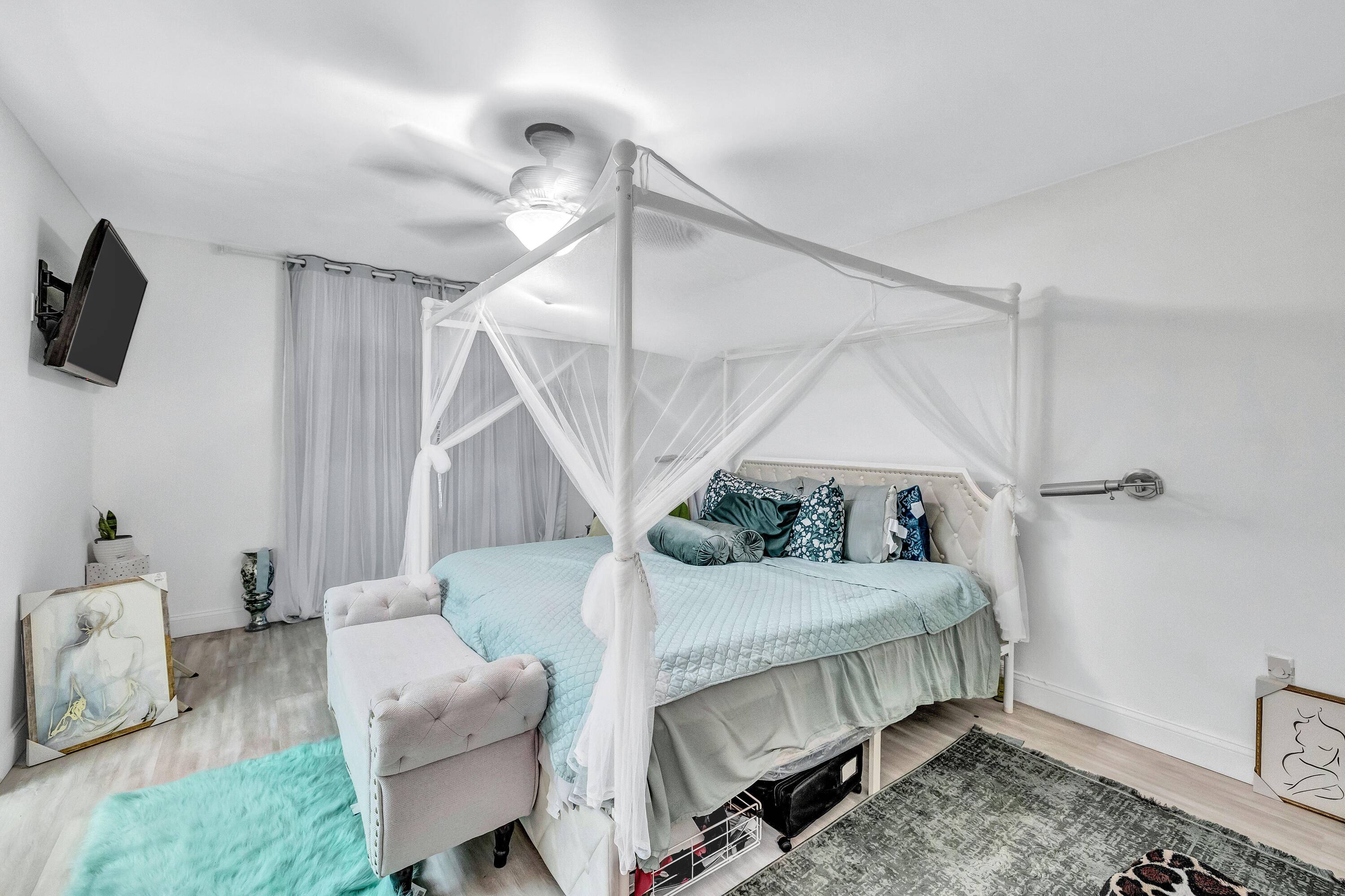 This wonderful 2bd 2bath single family home boast a spacious living room and sitting area.