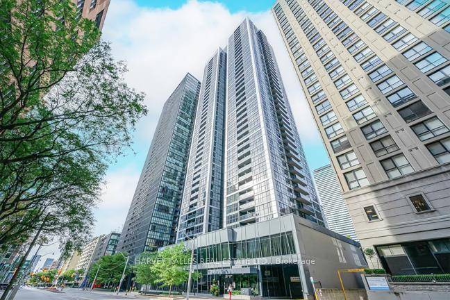 Welcome to this newly renovated sleek one bedroom unit in highly demand downtown Couture Building to experience the urban luxury living !