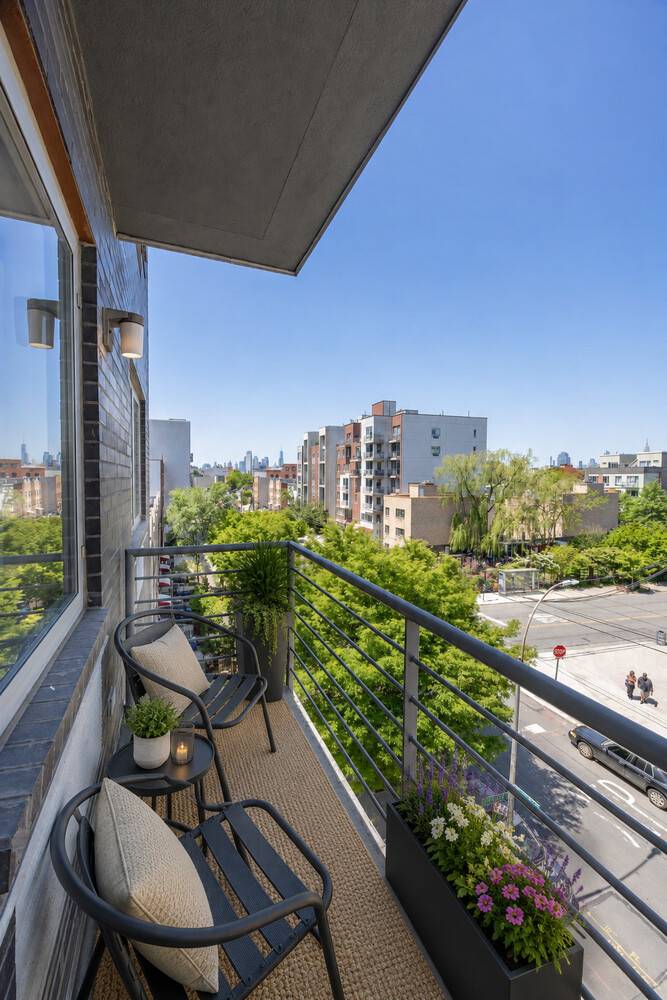 BORDER OF NORTH amp ; EAST WILLIAMSBURG 5 MIN WALK TO GRAHAM AVE L TRAIN PRIVATE CORNER 2 BED 2 BATH RESIDENCE WITH TWO PRIVATE BALCONIES, PARTIAL MANHATTAN SKYLINE VIEWS, ...