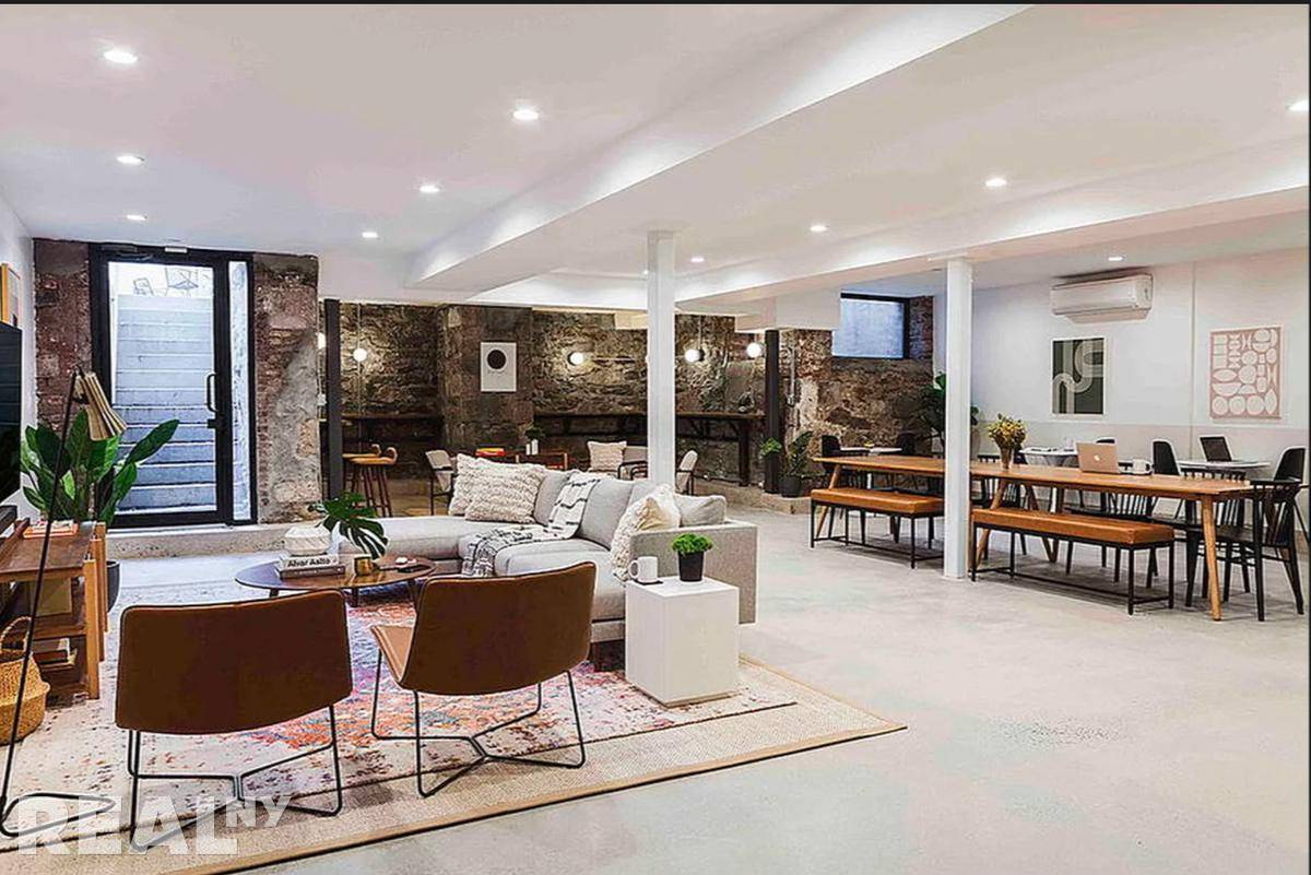 Stylish amp ; Spacious Bushwick 4BRWasher Dryer, Rooftop, Prime Location Step into style and comfort in this beautifully renovated apartment, perfectly situated in one of Brooklyns most creative and energetic ...