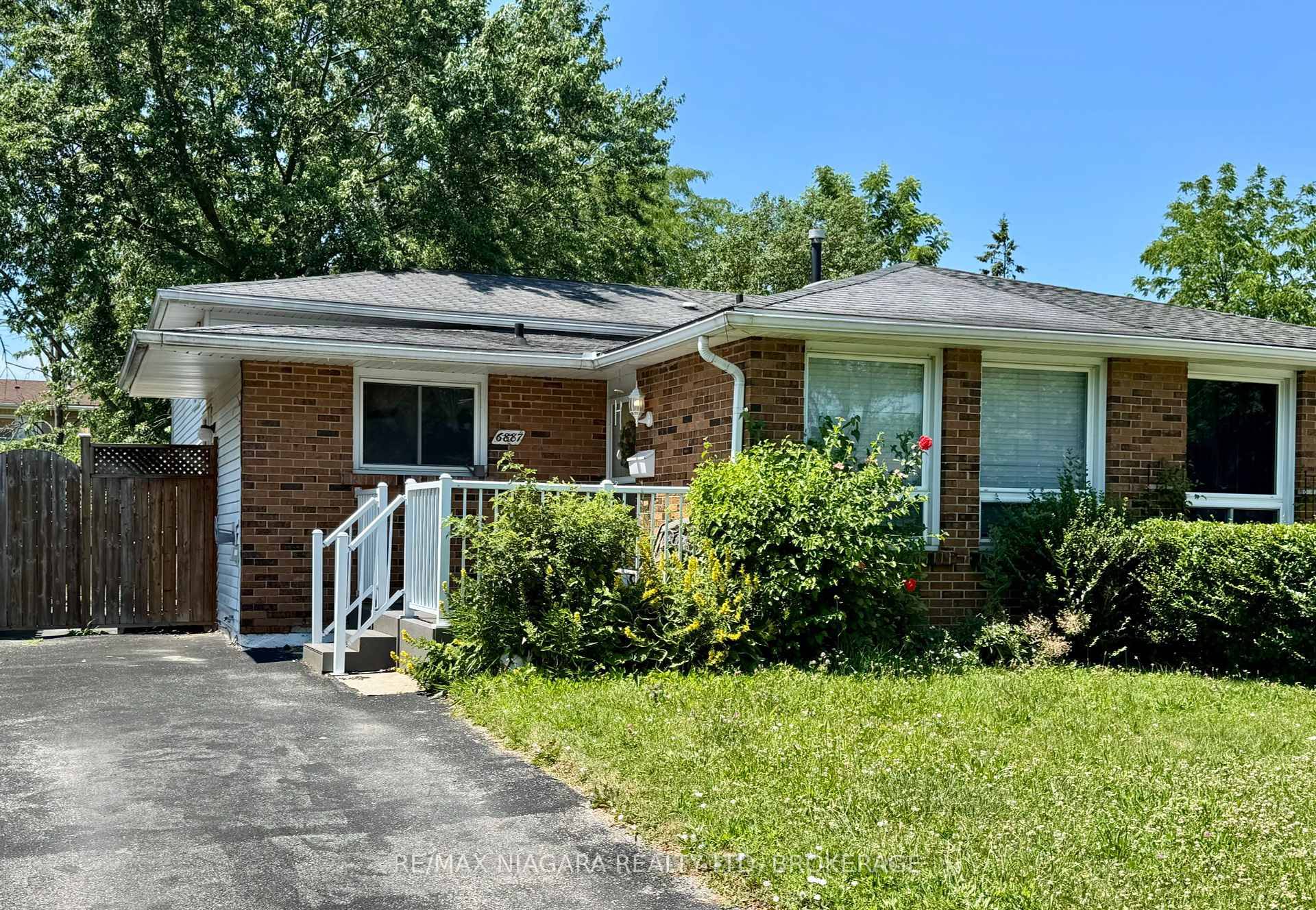 Welcome to 6887 Warden Avenue in Niagara Falls.