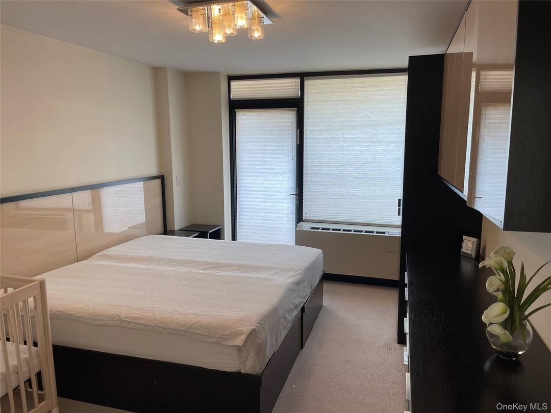 live in the luxury of kew garden with spectacular Manhattan views.