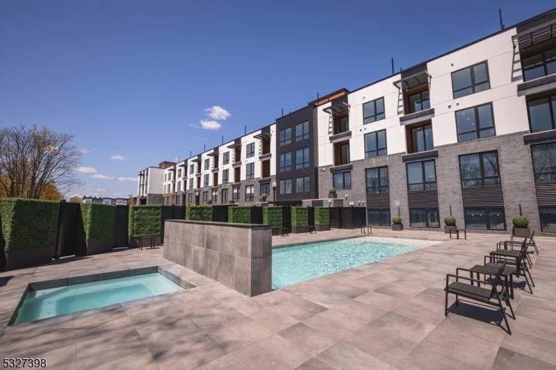 1 bedroom Den in this amazing upscale luxury building in the heart of Westfield at The Franklin at Westfield.