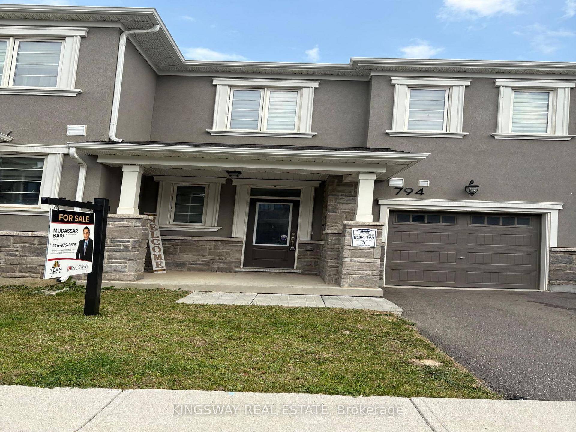 Absolutely Stunning Freehold 3 Bedroom, 3 Bathroom Townhouse in Cobban Milton area.