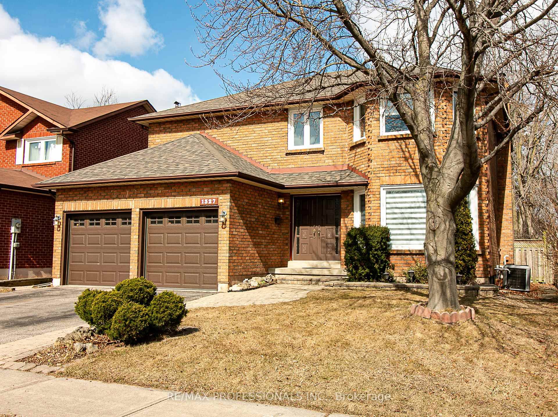 Welcome to 1327 Greenwood Crescent, a stunning and modern two storey home nestled on the border of Mississauga and Oakville.