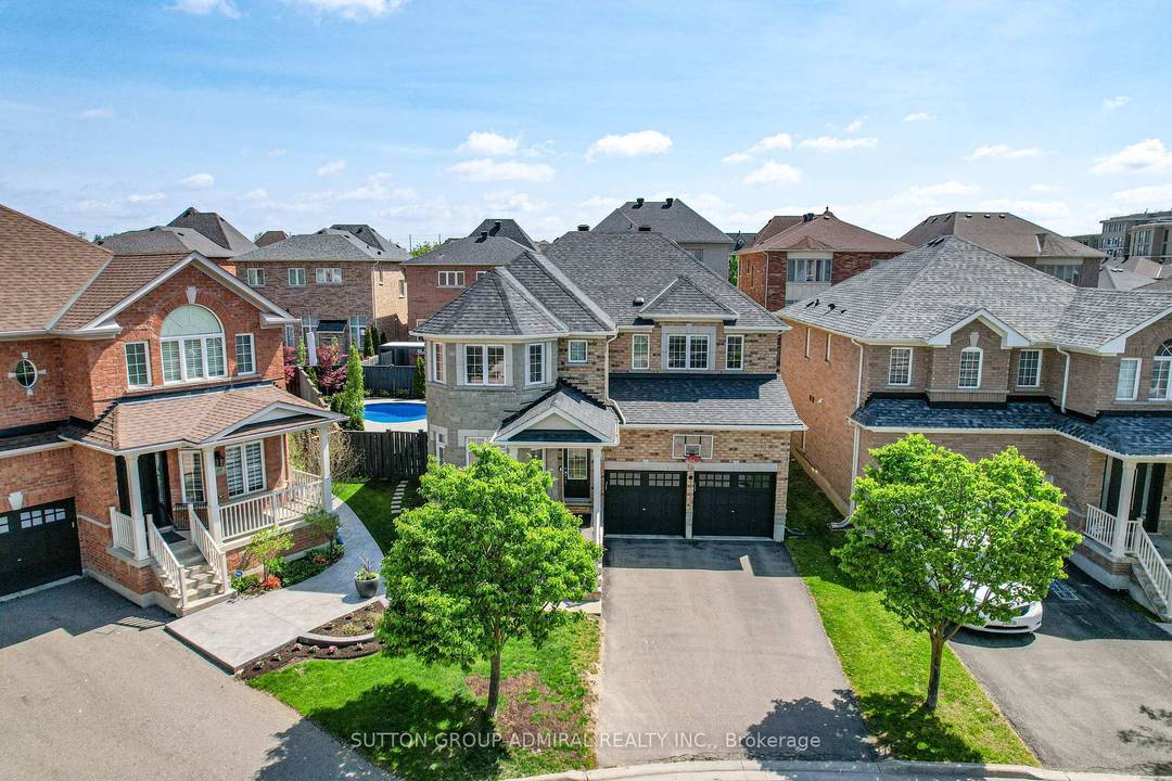 Welcome to 45 Gamla Road, an exceptional family home nestled in one of Maple, Vaughan's mosts ought after communities.