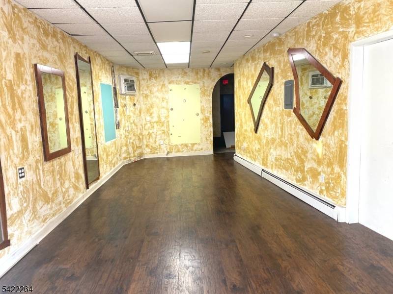 Spacious and well maintained 3 Units mixed use property with great cashflow, ideal for investors, but also for first time buyers, 9 bedrooms total, store in first floor, easy convertible ...