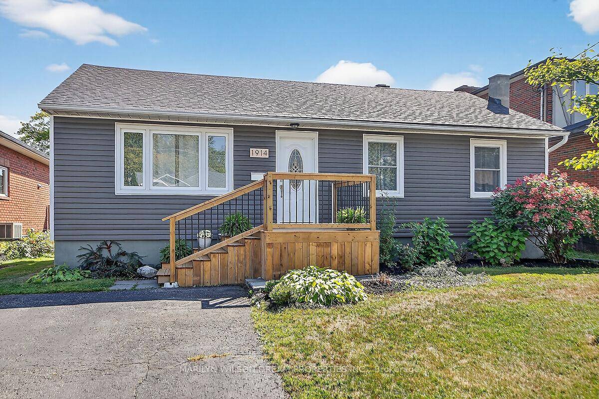 Beautifully maintained detached home in convenient Blossom Park.