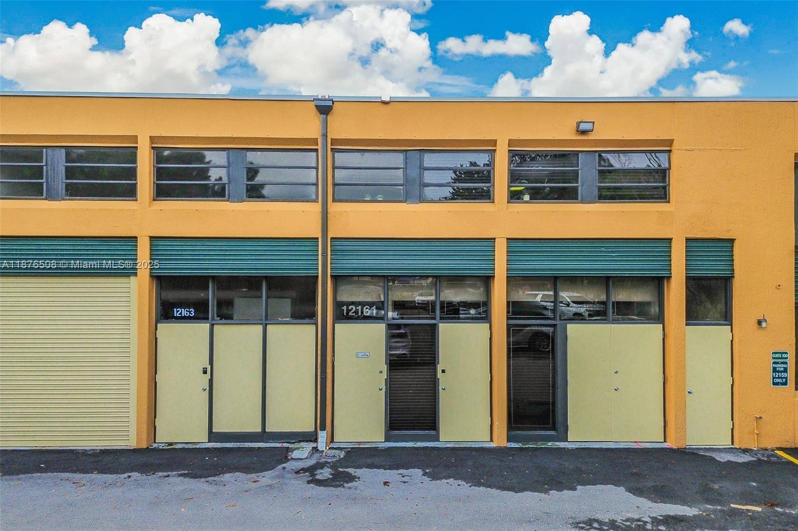Discover an exceptional office warehouse in the Kendall Park Commercial.
