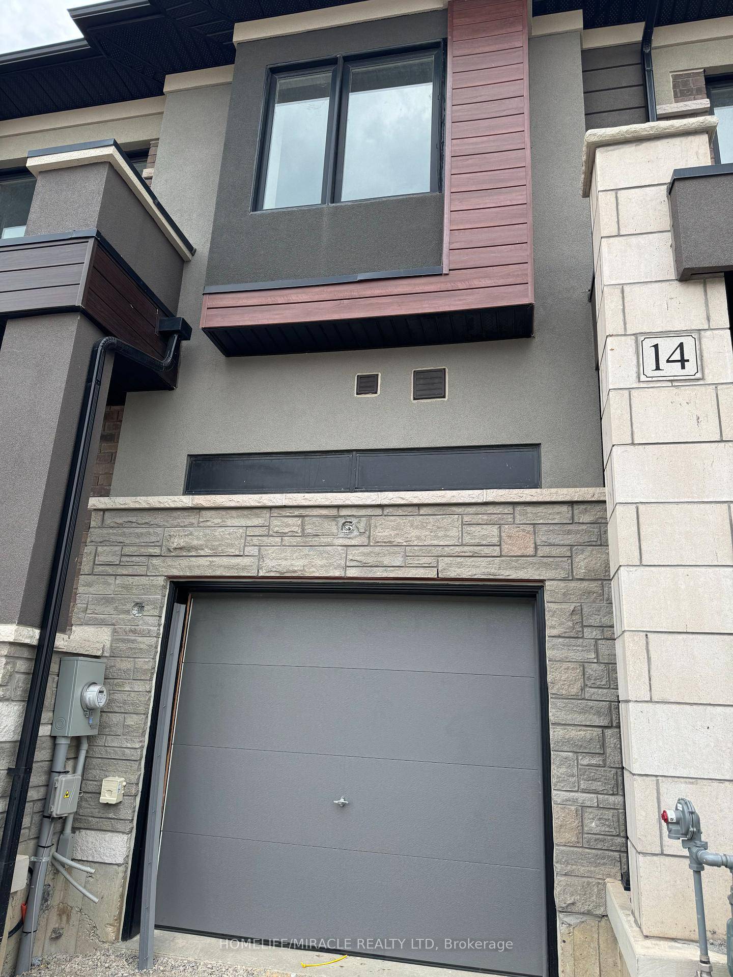 AVAILABLE FOR LEASE Welcome to 12 Dennis Avenue, a stunning 2 storey townhome located in the sought after LIV Communities Nature's Grand development in Brantford.