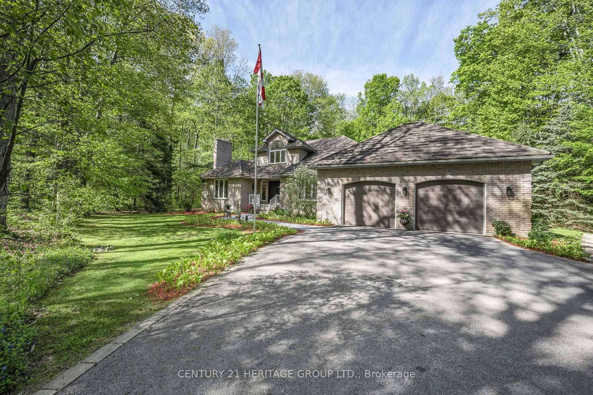 Welcome to an entertainers dream home a private oasis nestled in the prestigious Woodland Heights estate subdivision.