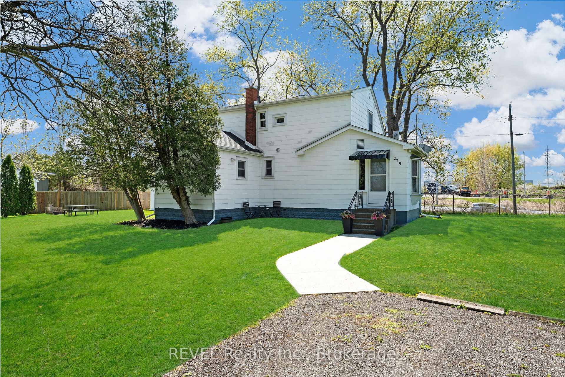 Welcome home to 239 Becken Crescent, a beautiful retreat tucked away just on the outskirts of Welland !