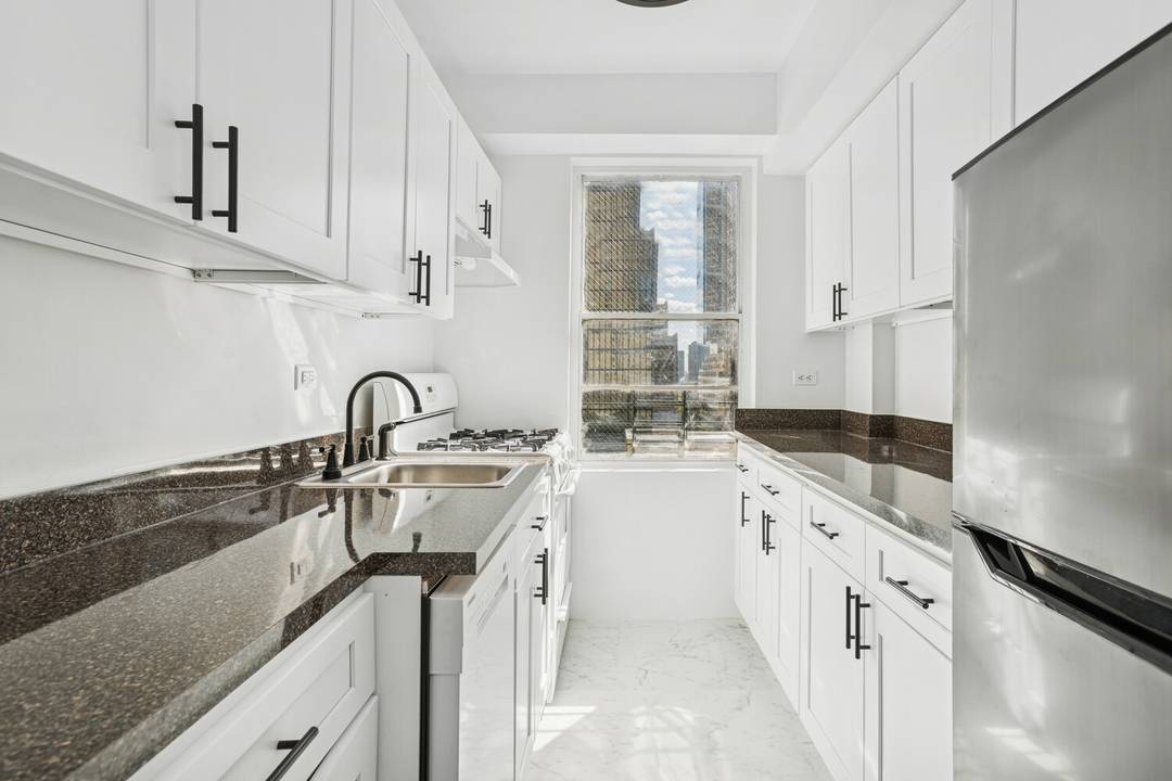 Available immediately no board approval required Sponsor unit Perched on the 10th floor, this oversized one bedroom apartment is sun drenched and not to miss out on !