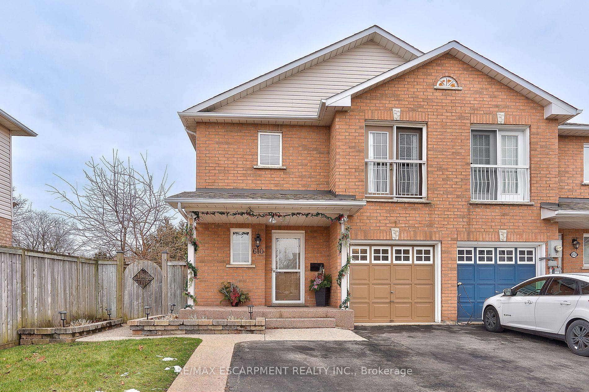 Welcome to this beautiful 2 Storey, 3 bed, 2 2 bath end unit townhome located in the sought after Longmoor area of Burlington.